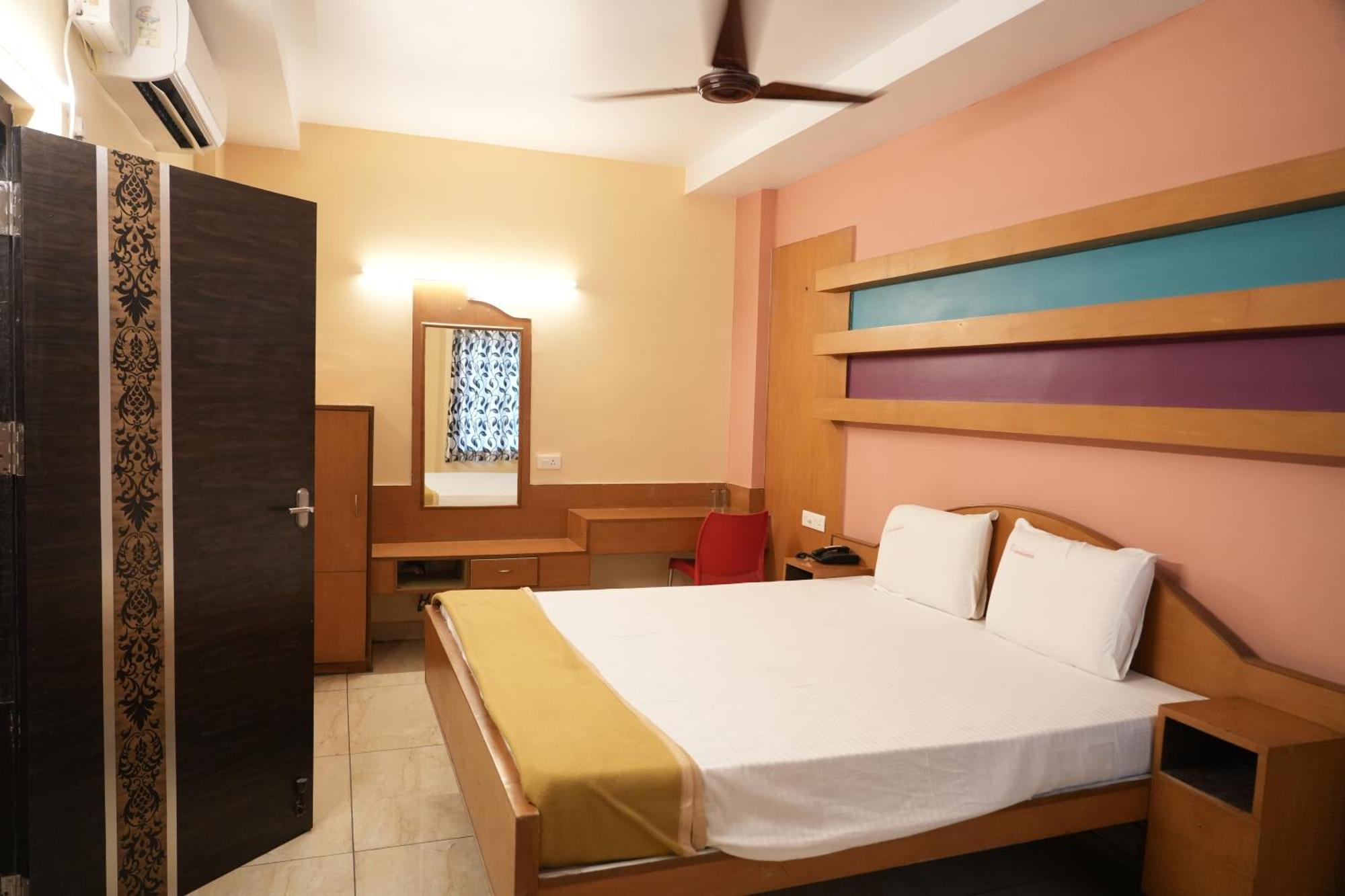 Hotel Sri Krishnan Residency Pollāchi Exterior foto