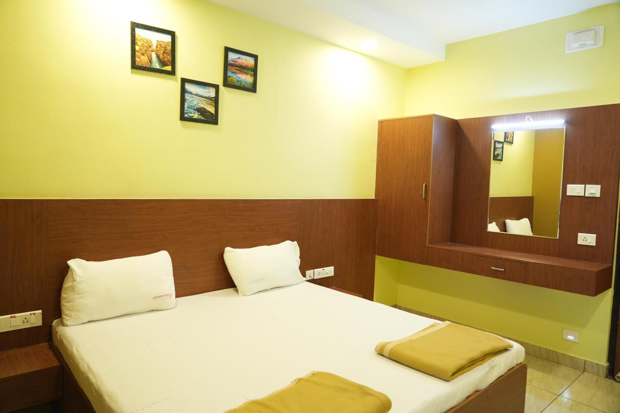 Hotel Sri Krishnan Residency Pollāchi Exterior foto