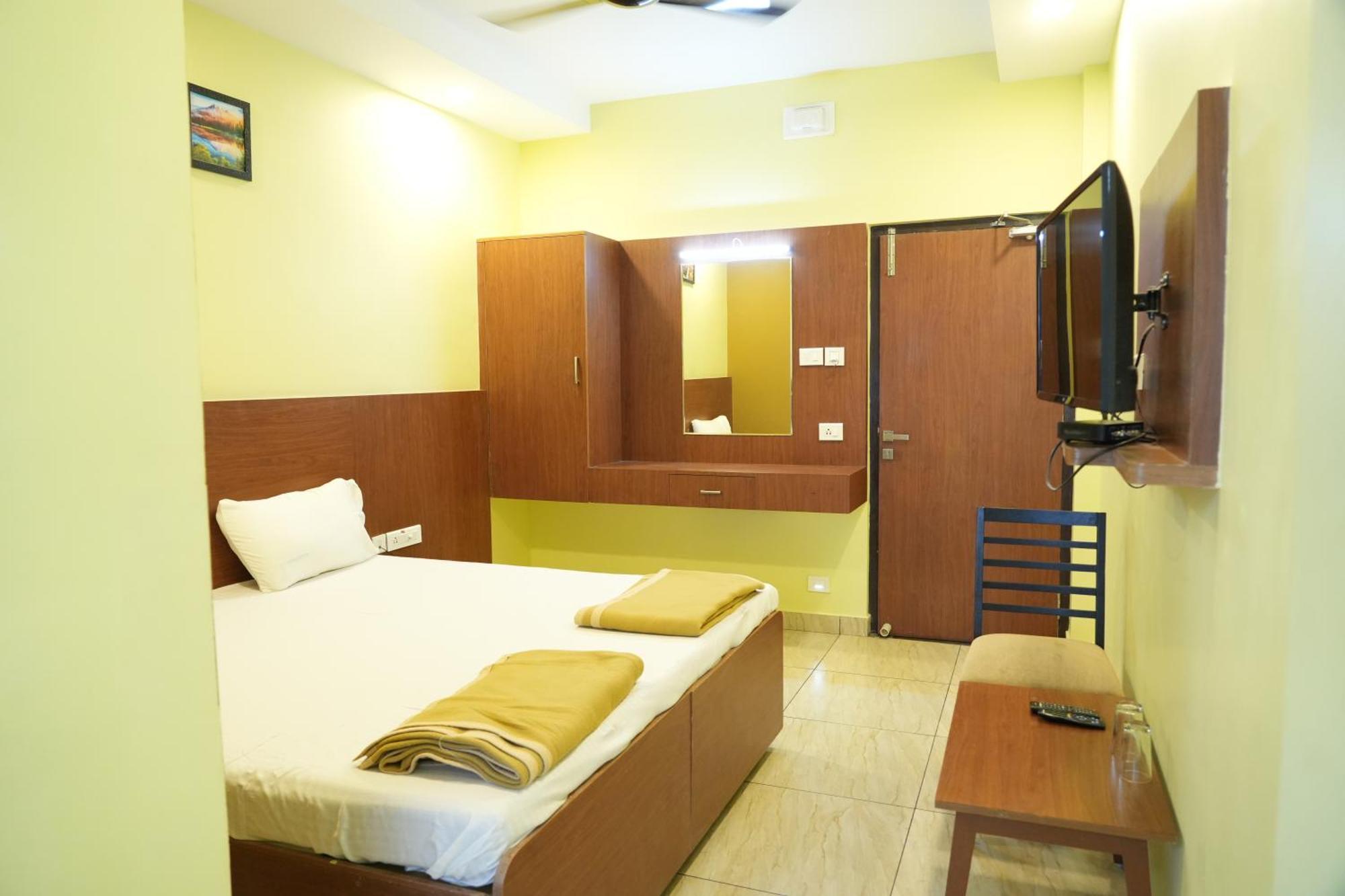 Hotel Sri Krishnan Residency Pollāchi Exterior foto