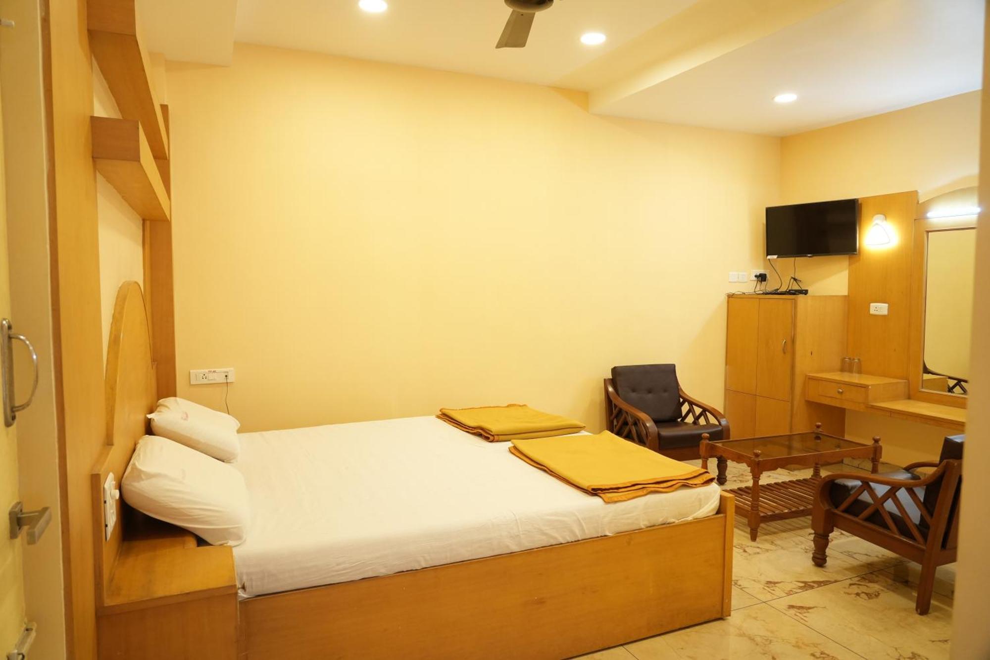 Hotel Sri Krishnan Residency Pollāchi Exterior foto